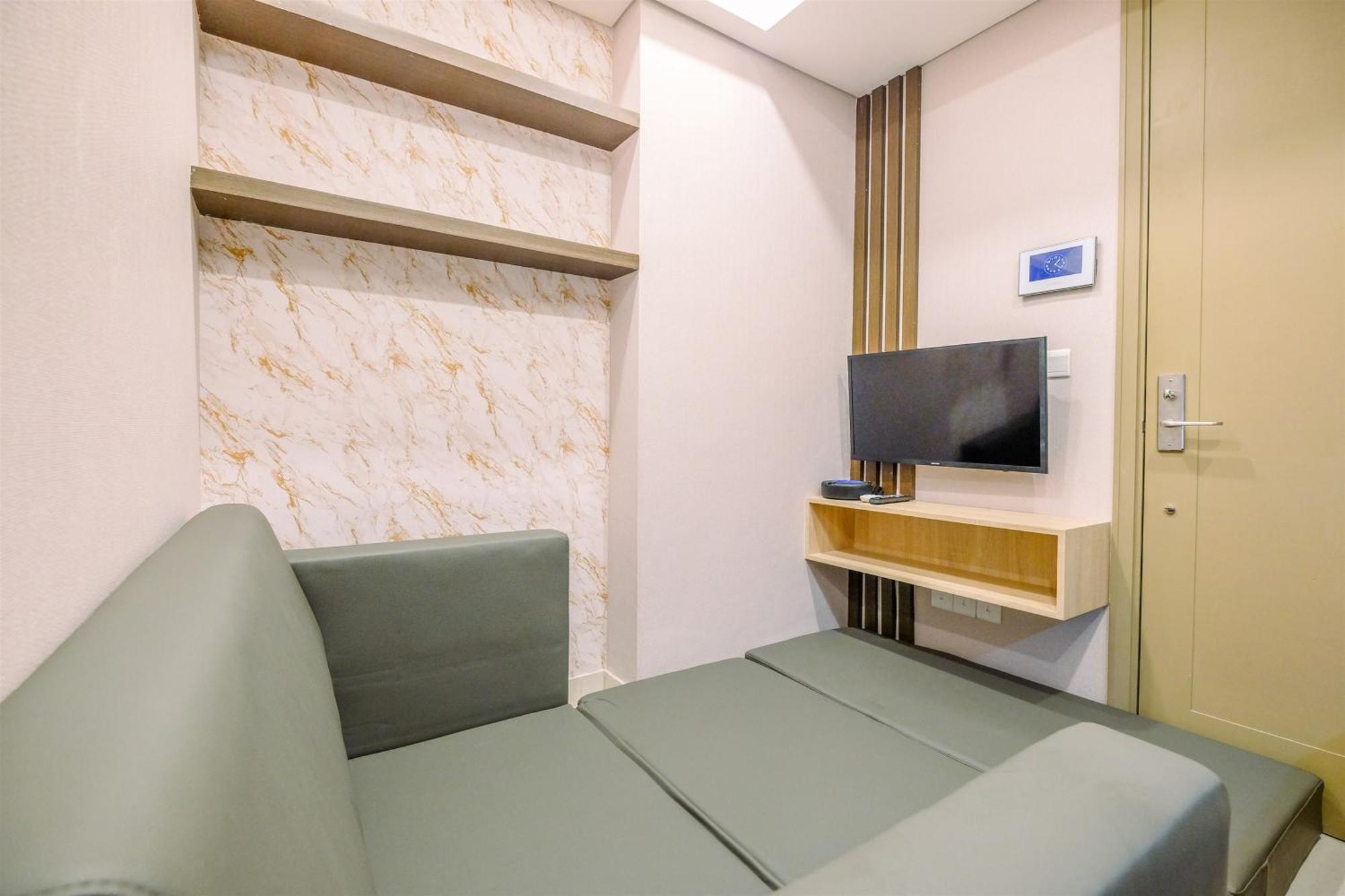 Comfortable 1br At Gold Coast By Travelio Apartemen *